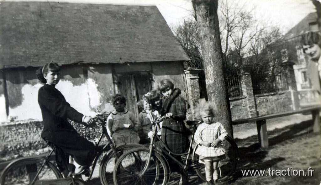 1938_03_00 0008.jpg - 00/03/1938 - SÉRIFONTAINE (Oise) A gauche sur son vélo Jeannine LŒUILLIER et à droite Hélène LŒUILLIER
